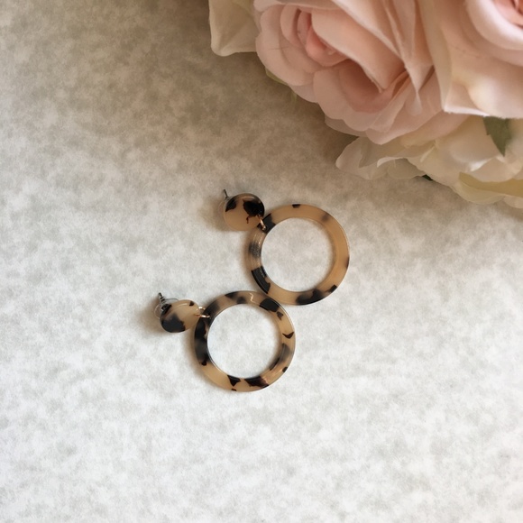 Tortoise Shell Circle Drop Earrings - Picture 4 of 5